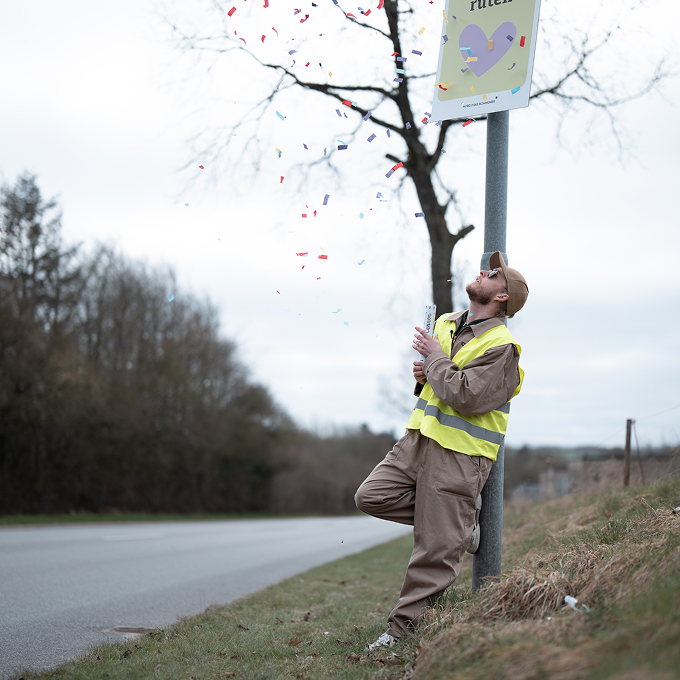 Søren Vige ved lygtepæl med 'Hensyns ruten' plakat.